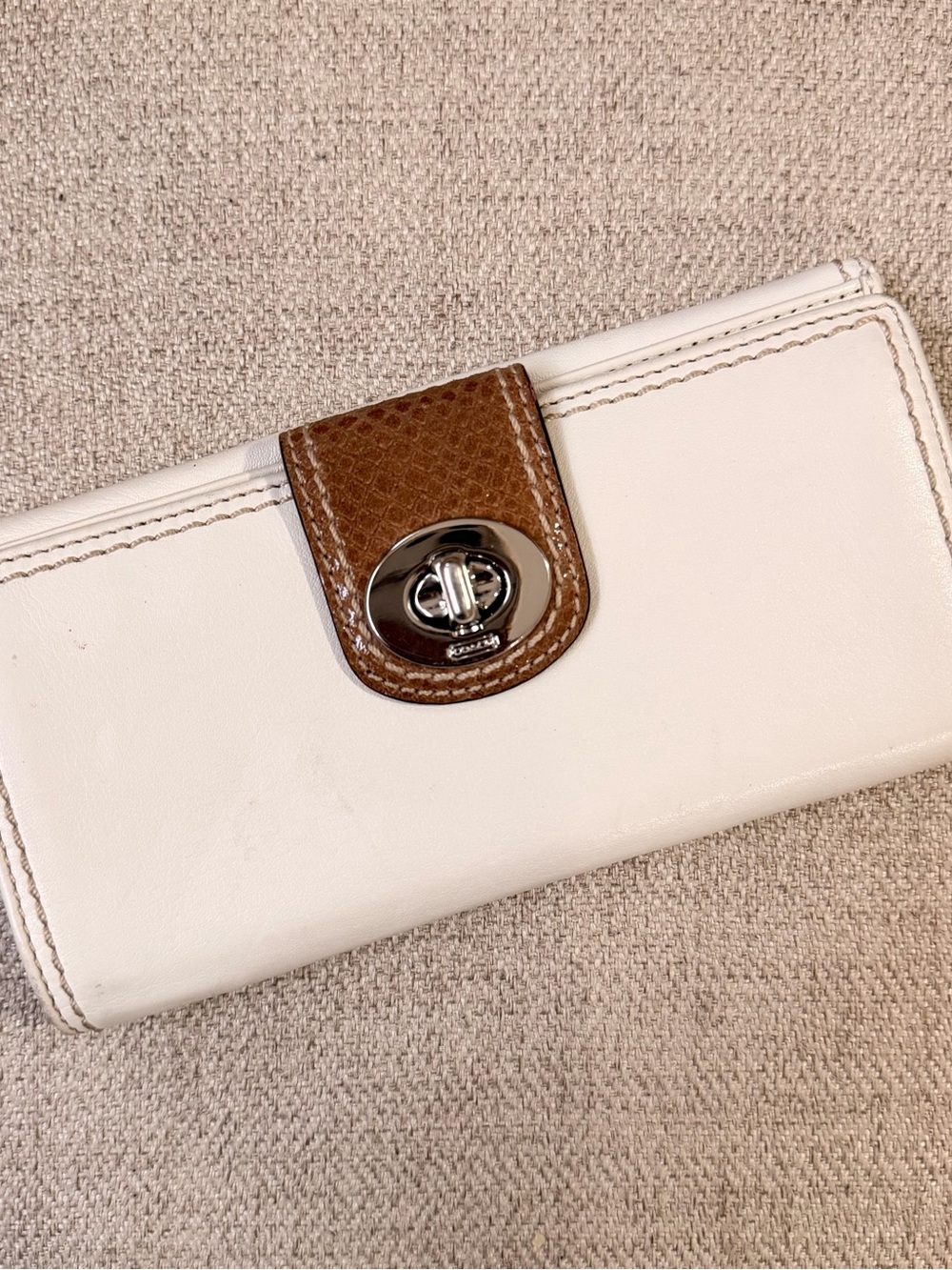Coach White Leather Signature Turnlock Wallet – Brown Accent Detail - Picture 2 of 7